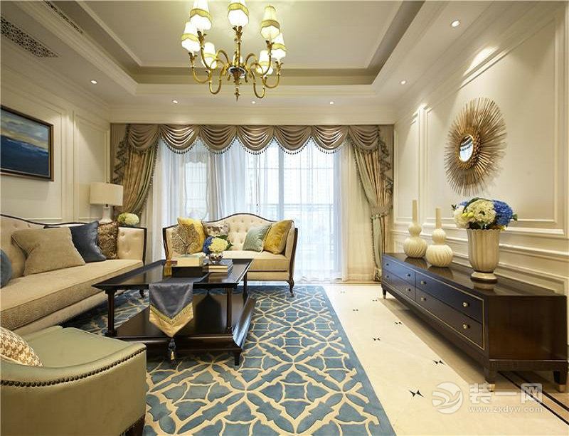 【客厅装修效果图】暖色调为主，搭配地中海蓝，呈现出高贵大气的感觉。