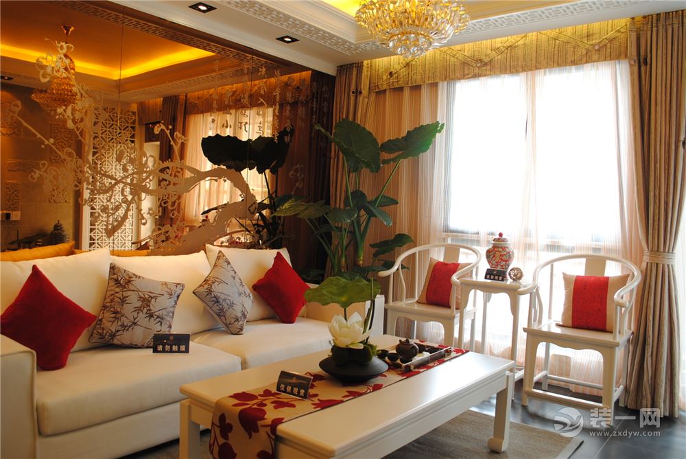 【客厅装修效果图】沙发后是一大块金色面板，大气璀璨，整个房间金碧堂皇，白色的茶几和沙发，柔和淡雅。