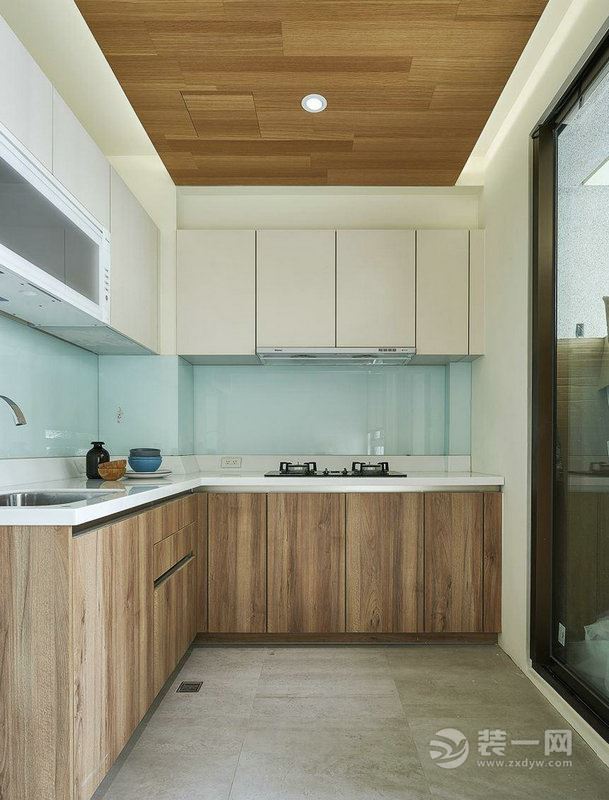 【厨房装修效果图】原木材质的运用，让整个空间更加自然清新，让人们更贴近自然，远离城市的喧嚣与繁杂。