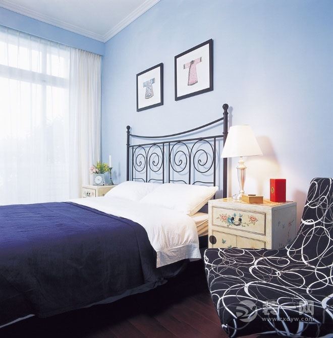 【卧室装修效果图】淡蓝色的小清新壁纸有助于人们睡眠，钢架的床屏、花式造型床头柜使得风格更加突出。