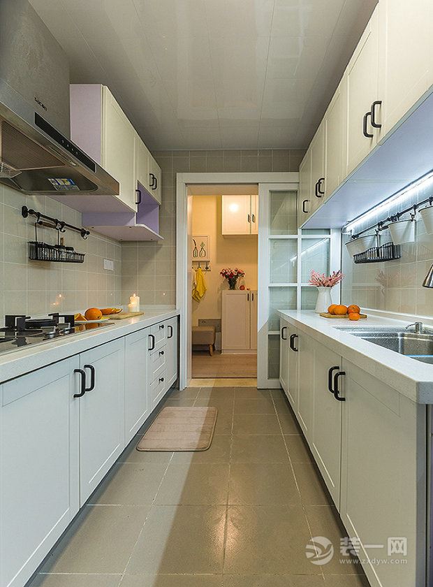 【厨房装修效果图】地面暗色瓷砖地板，容易擦洗。左右两侧多个储物柜设计，让厨具有充足的放置空间，