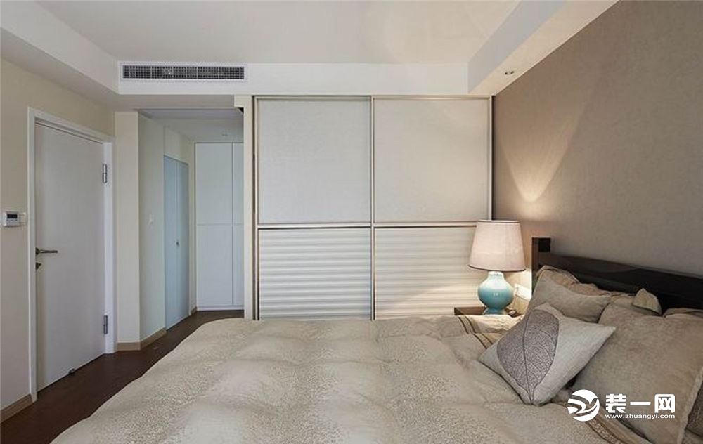 【卧室装修效果图】中央空调的设置提高了用户的居住舒适度，超大容量的衣柜配上白色的趟门最大程度的满足了