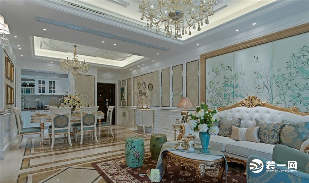【客厅装修效果图】欧式风格的沙发搭配上印花抱枕尽显华丽。红棕色的地毯上印着朵朵牡丹花，十分精致。小巧