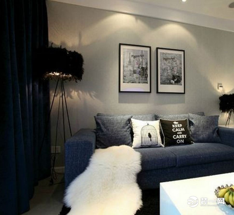 【武汉全包装修】客厅的蓝灰色调相间而置素朴至极，黑色羽毛灯罩让人情不自禁的臆想黑天鹅的美。