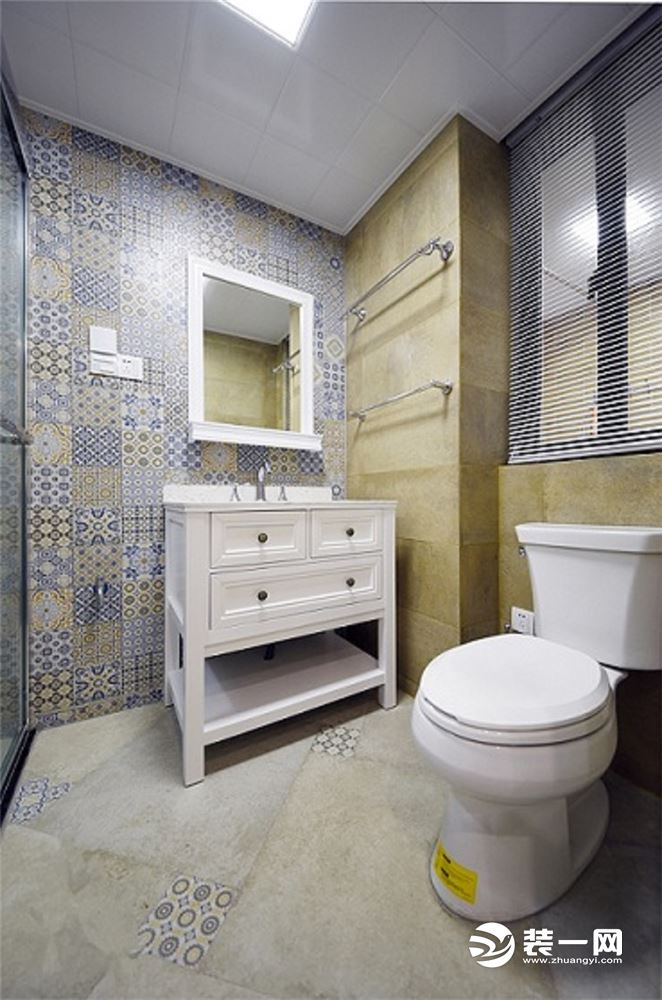 【卫生间装修效果图】卫生间的花砖墙壁是重要的装饰，配搭黄色瓷砖形成了一种协调，洗手台与储物柜一体化的