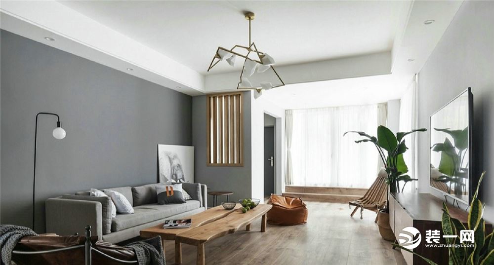 【客厅】用灰色的墙面刷饰整体墙面，视觉上缓和且容易制造出高级感，原木色的家具简约不失气场，绿色植被在