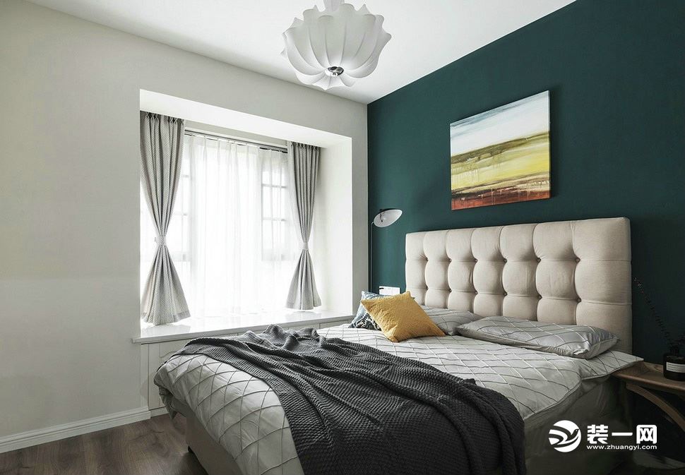 【卧室】用两种颜色形成一个巨大的反差，以绿色为主体让视野更加柔和，软包床身让睡眠更加舒适，并不复杂且