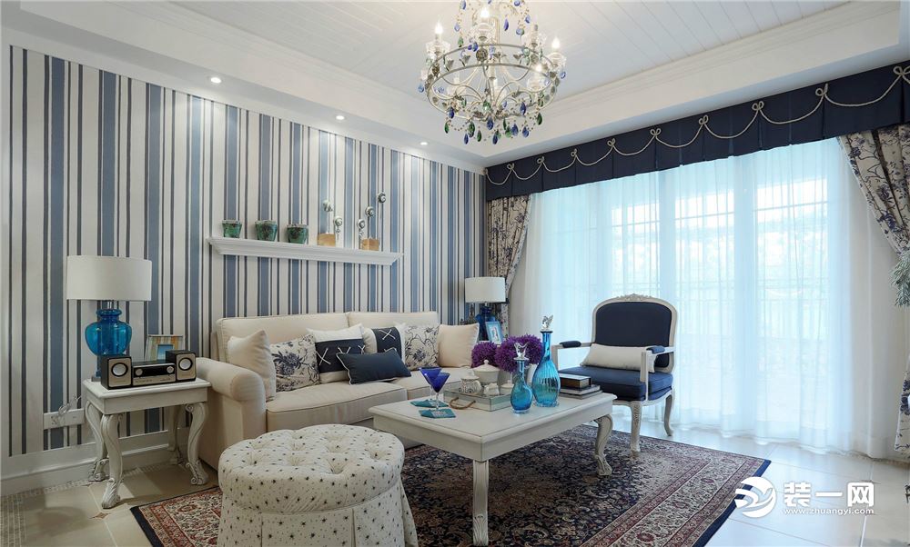 【客厅】淡蓝色调的地中海田园风格搭配，使整个空间不显得拥挤局促，反而越发开阔敞亮。 地中海装修风格的