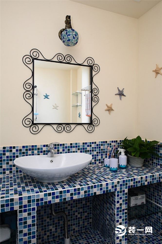  【卫生间】将蔚蓝也延伸至卫生间，在洗漱的同时，也能私享片刻清爽。深蓝色的马赛克洗手台充满了创意，让