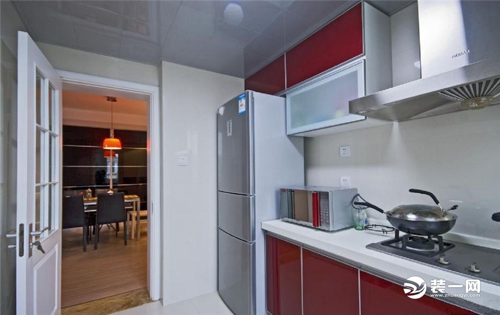 【厨房装修效果图】厨房也是装饰成现代风格，白色的开门和浅色的防滑地砖，台面挑选浅色的石英石台面搭配着