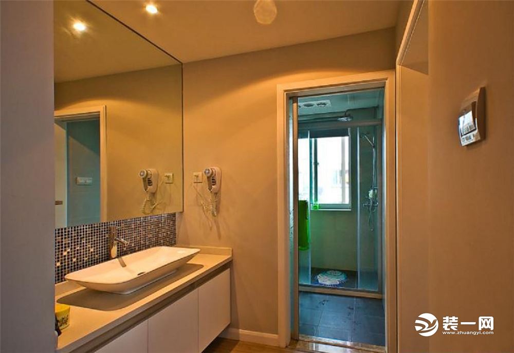 【卫生间装修效果图】洗手间的空间划分干湿分离，设计师利用大面积的镜子来增加空间感，结合灯光和马赛克点