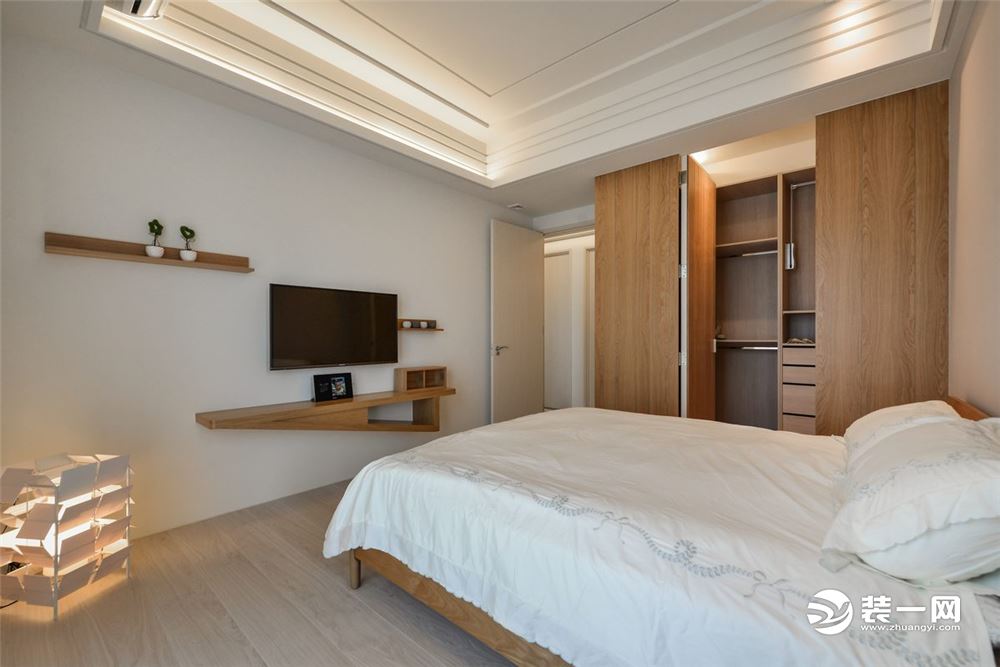 【卧室】卧室里大量使用的木质家具，淡泊宁静，使整个空间充满自然的味道。纯白的墙面在木色家具的衬托下显