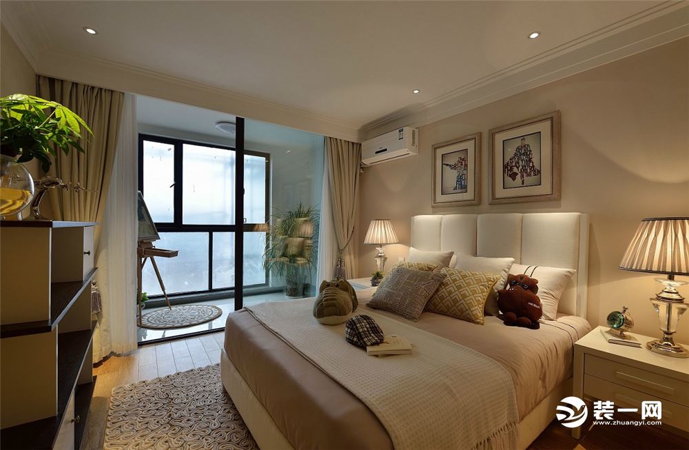 【卧室】主卧落地窗的设计让空间充满了阳光，木质元素让整个卧室显现出一种自然的舒适感。装饰面上讲究点到