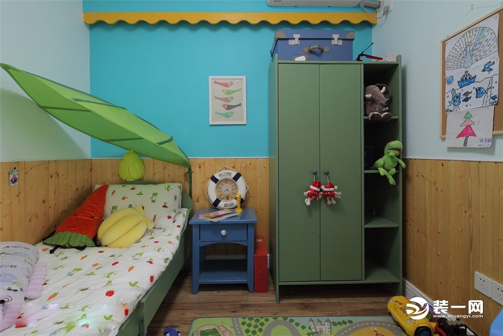 【儿童房】床头摆放着的小荷叶十分可爱，大型的玩偶可以陪着孩子睡觉，房间整体设计得充满童趣，又兼顾睡觉