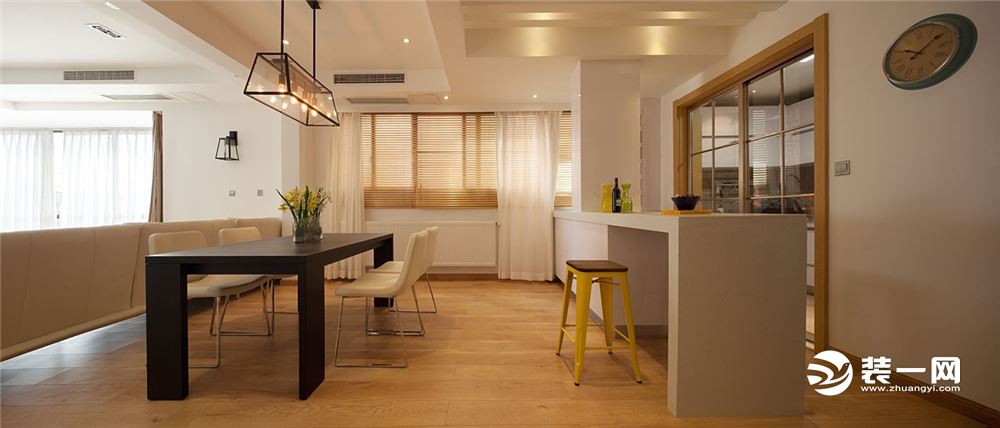 【餐厅】承接厨房与客厅的中间位置，宽敞而又简单的日常生活用一桌四椅便可。花瓶、灯饰、桌椅很有设计感，