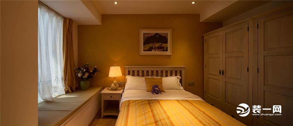 【卧室】昏暗的灯光将内心最柔软的地方照亮，黄色的墙面即使是在白天也给人温暖的感觉，家具是业主精挑细选