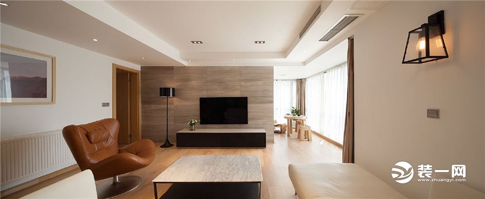 【客厅】家具以深色为主与皮质沙发的结合，有一种高贵与古典的感受，墙面是乳白色的乳胶漆用于整体提亮，一