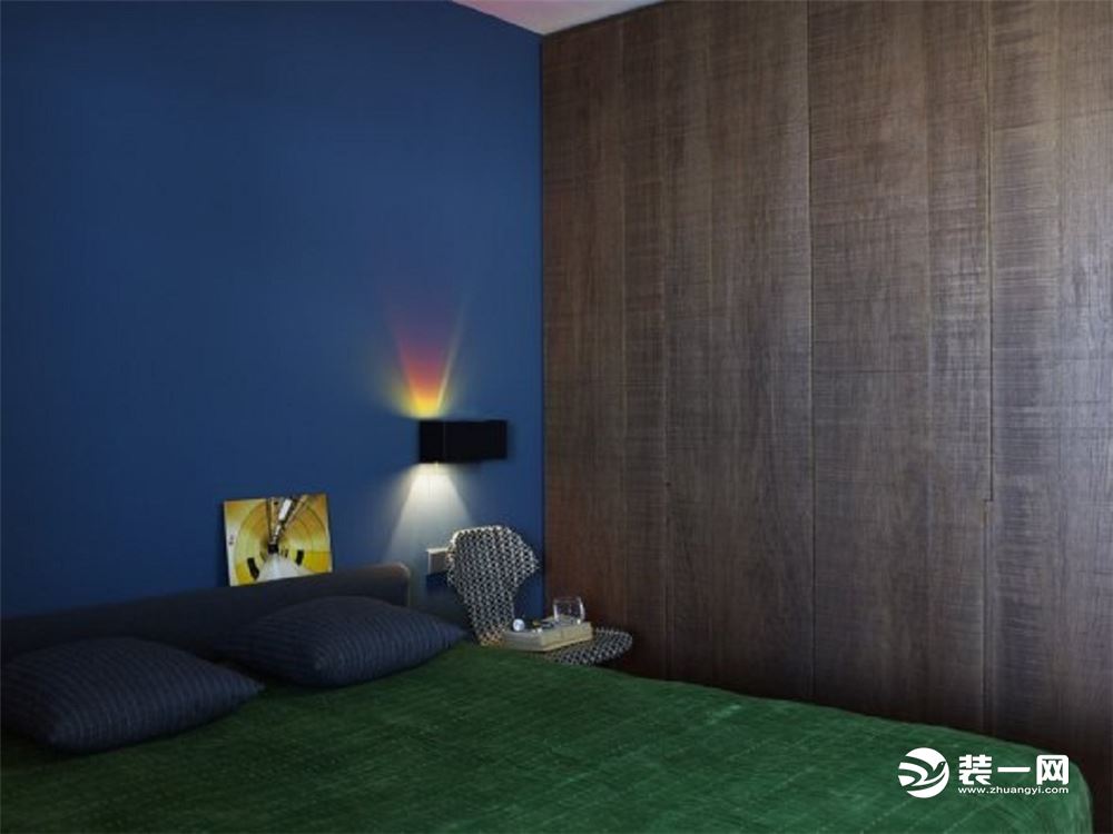 【卧室】卧室的设计“低调性冷淡色碰撞”，深蓝色墙漆与木板的结合，包括后期的软装，绿色的床单，形成了一