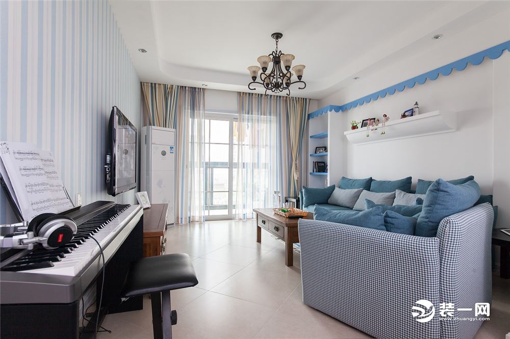 【客厅】轻描淡写的地中海风格，但是从方方面面都能够看出来其特点特色，淡蓝色的装饰线条以及沙发窗帘的辅