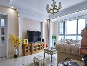 【客厅装修效果图】不同形态的暖白色与亮黄色交织出客厅空间的清朗明亮，减轻了深色家具带来的沉重感。