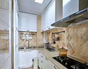 【厨房装修效果图】 厨房是一个很容易弄脏的一个空间，所以设计师结合这个空间的采光良好。