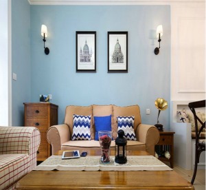 【客厅装修效果图】房间整体采用浅色调，淡蓝色的背景墙，浅棕色沙发，给人舒适的感觉。