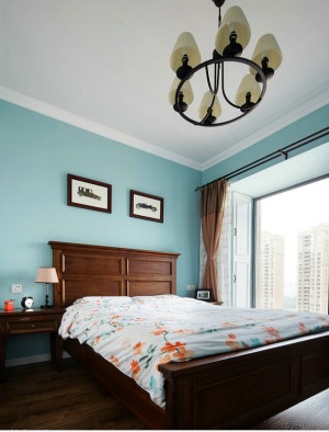 【卧室装修效果图】拒绝浮夸的装饰，浅蓝色和咖啡色，两种原色组成了房间独有的风格。