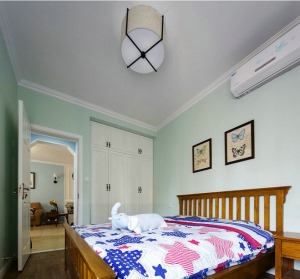 【次卧装修效果图】和主卧一样，走简洁路线，大量使用原色，浅蓝色墙壁搭配实木大床的沉稳，房间简洁大方。