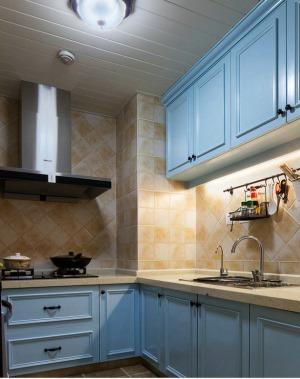 【厨房装修效果图】天蓝色的橱柜和淡黄色小方格的组合，给人视觉享受，暖暖的额，非常居家。