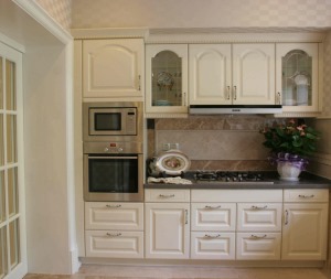 【厨房装修效果图】厨房以简洁为主，严密的组合，极大的节约空间。古典主义橱柜搭配现代电器。