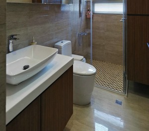 【衛生間裝修效果圖】衛生間沒有多余的裝飾，白色與原木色相配合，簡潔大方。