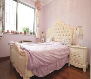 【卧室装修效果图】如香芋般的紫色，浓郁甜蜜，宛如公主的卧房。洁白的大床，简洁大气。