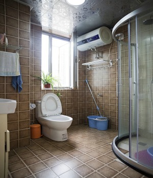 【卫生间装修效果图】浅咖啡色方格瓷砖，优雅大方；干湿分离的设置，有效避免洗澡水汽蔓延。