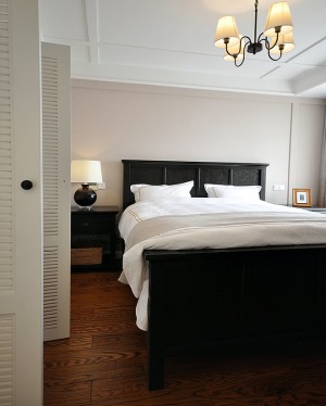 【卧室装修效果图】实木地板加实木大床，非常简洁大方，白色的床被，综合实木地板的深色。