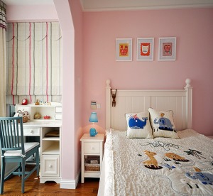 【次卧装修效果图】次卧贴了粉红色的墙纸，非常少女风。乳白色的公主床，非常可爱，搭配精灵搞怪的配饰。