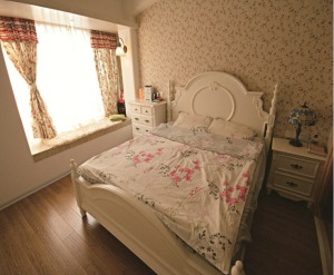 【卧室装修效果图】主卧重在营造气氛，碎花的墙纸和四柱床是美式田园风格的特点之一