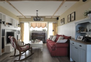 【客厅装修效果图】暗红色沙发，如追忆似水年华，深邃有年代感，搭配白色的靠枕，白色的橱柜、背景墙。
