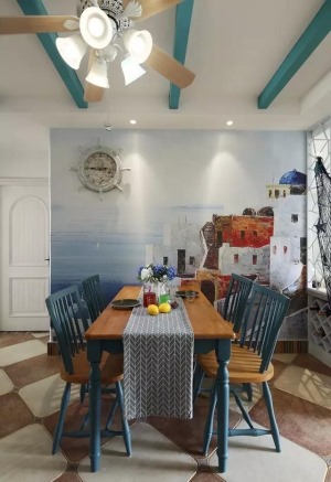 【餐廳裝修效果圖】餐廳墻是一整幅壁畫，大海和城堡加上羅盤鐘，別有一番趣味。