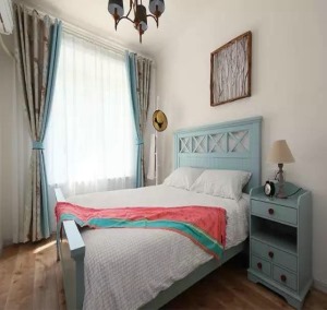 【次卧装修效果图】浅蓝色代表着浪漫、纯洁、简单，带来恬淡的感觉，白色的墙壁上只有一幅树枝做成的图。
