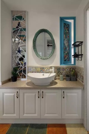 【衛生間裝修效果圖】衛生間延續地中海風，海星、漁網，都是最具代表性的裝飾物，海藍色的小窗。