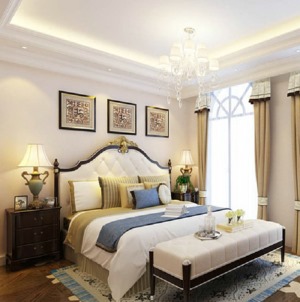【卧室装修效果图】卧室在细节搭配上非常有特色，两盏床头灯，充满欧洲古典风格，柔软的大床非常舒适。