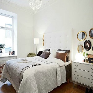 【卧室装修效果图】延续简洁风，白色、棕色的组合，视觉上非常享受，墙上的镜子、画框都镶以金边。