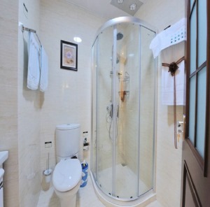【衛生間裝修效果圖】衛生間以實用為主，洗澡帕整齊的掛在一邊，干濕分離，不僅節約空間。