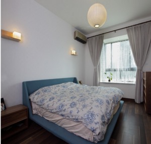 【次卧装修效果】次卧非常简单，淡蓝色花纹的床单，清新自然，乳白色的窗帘。