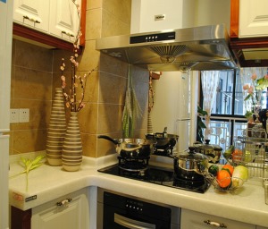 【厨房装修效果图】厨房现代配置，却是充满古典艺术趣味，螺纹花瓶插上几枝梅枝。