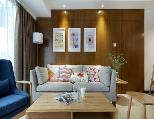 【客厅装修效果图】用木板来当背景墙，具有强烈的自然力量，通过与家具的对比。