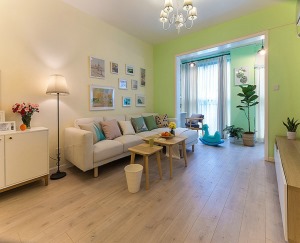 【客厅装修效果图】整体颜色以米白和淡绿色为主。米白色的沙发和背后米白色的墙和谐搭配。