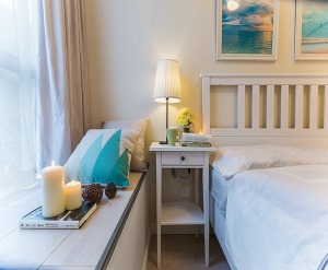 【卧室装修效果图】卧室简约大方，白色的床、床单、床头柜以及飘窗的白色窗帘，干净整洁。
