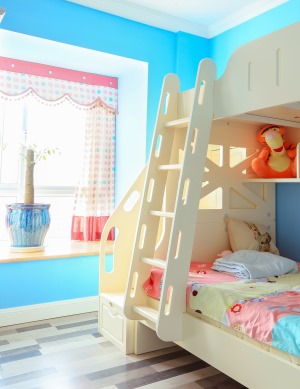 【儿童房装修效果图】白色的双层儿童床满足了家中有二胎的需求，和天蓝色的墙纸相搭配，显得童趣而又梦幻。