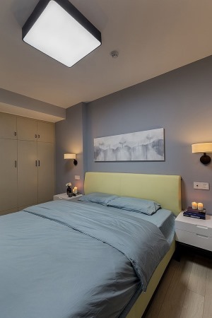 【卧室装修效果图】淡紫色的墙纸让整个房间充满了浪漫的气息。鹅黄色的灯光能够提高人的睡眠质量。一体化的